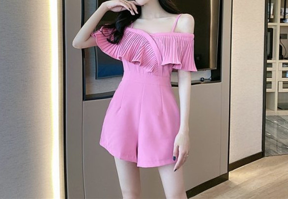 Salopetă scurtă de damă modernă, cu umerii goi și buzunare