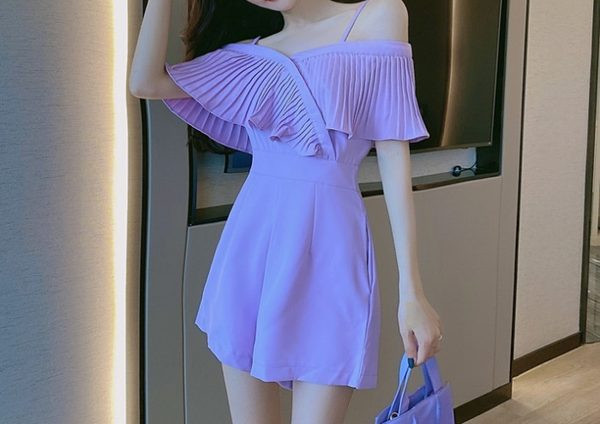 Salopetă scurtă de damă modernă, cu umerii goi și buzunare