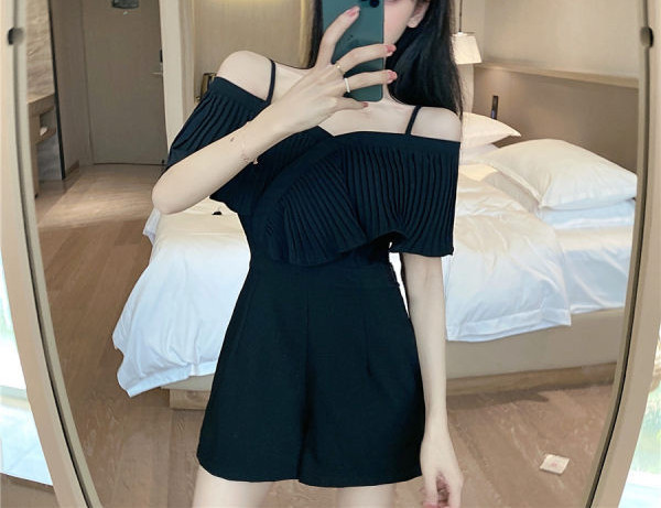 Salopetă scurtă de damă modernă, cu umerii goi și buzunare