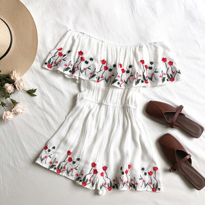 Sieviešu kombinezons ar izšuvumiem un atkailinātiem pleciem