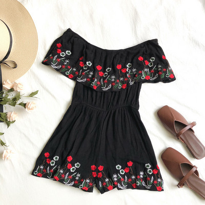 Sieviešu kombinezons ar izšuvumiem un atkailinātiem pleciem