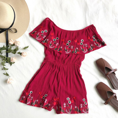 Sieviešu kombinezons ar izšuvumiem un atkailinātiem pleciem