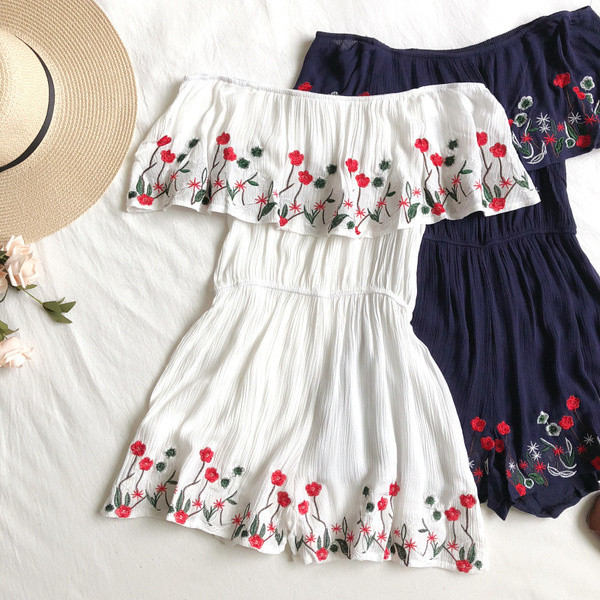 Sieviešu kombinezons ar izšuvumiem un atkailinātiem pleciem