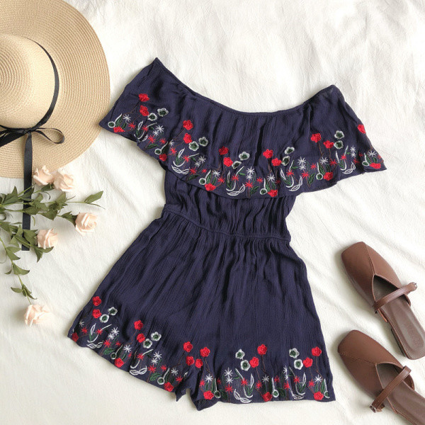 Sieviešu kombinezons ar izšuvumiem un atkailinātiem pleciem