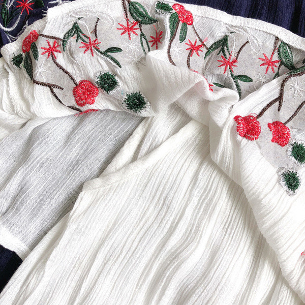 Sieviešu kombinezons ar izšuvumiem un atkailinātiem pleciem