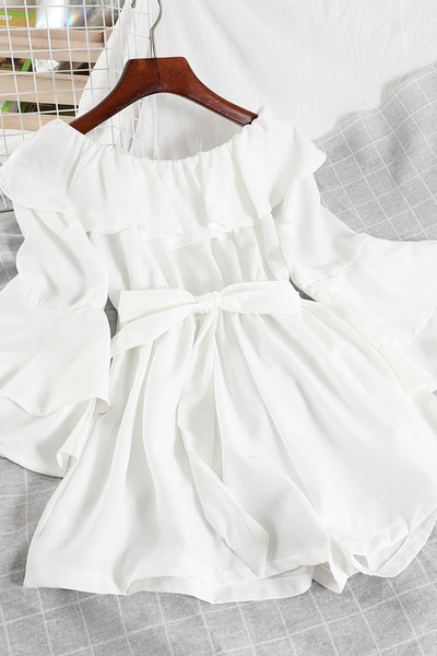 Salopetă scurtă de damă cu mâneci lotus și panglică