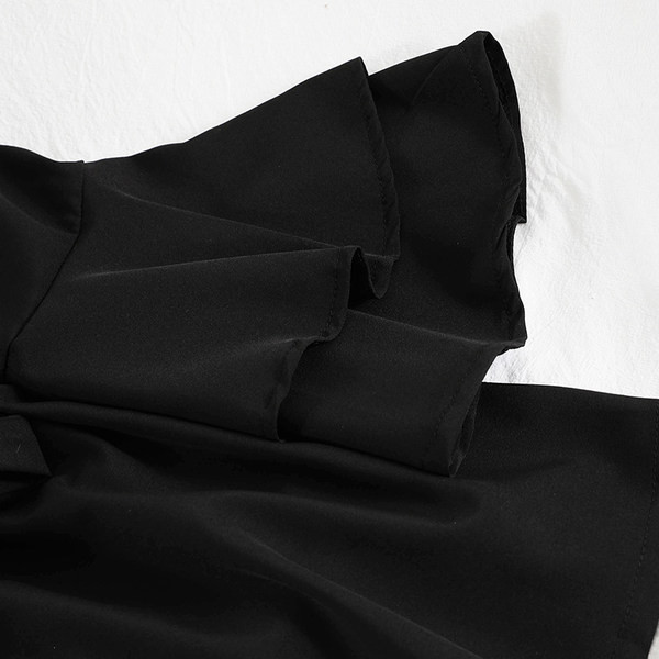 Salopetă scurtă de damă cu mâneci lotus și panglică