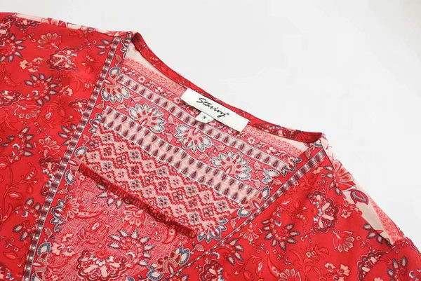 Ženski kombinezon crvene boje sa V izrezom