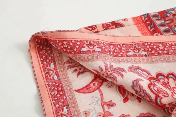 Ženski kombinezon crvene boje sa V izrezom