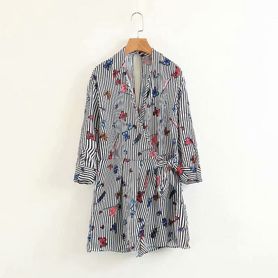 Salopetă de damă în dungi cu spatele gol și mâneci lungi