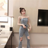 Salopetă de damă din denim cu motive rupte și nasturi