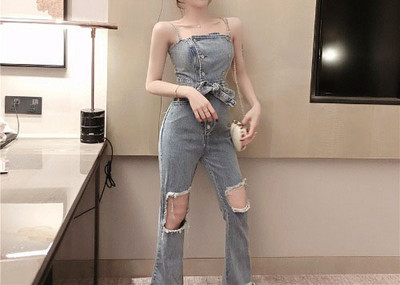 Salopetă de damă din denim cu motive rupte și nasturi