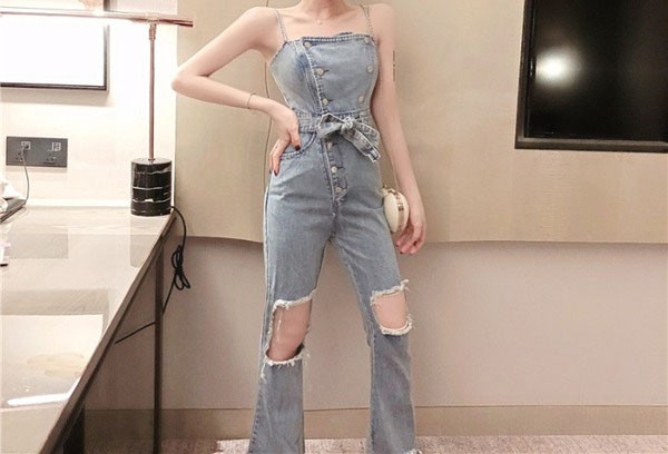 Salopetă de damă din denim cu motive rupte și nasturi