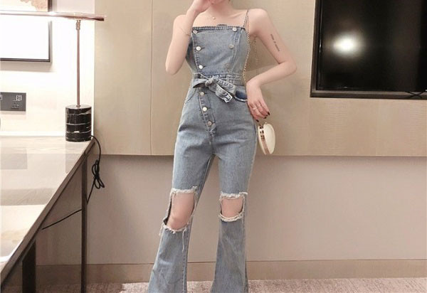 Salopetă de damă din denim cu motive rupte și nasturi