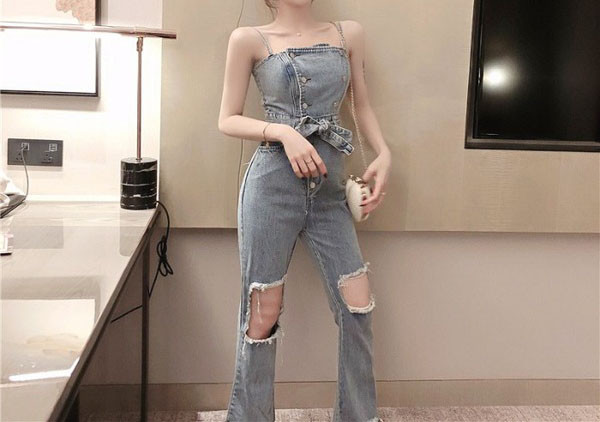 Salopetă de damă din denim cu motive rupte și nasturi