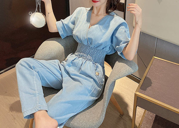 Salopetă de damă modernă din denim cu decolteu spitz în albastru