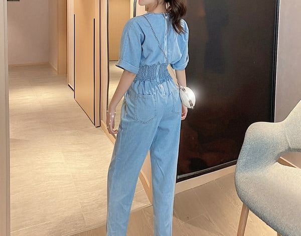 Salopetă de damă modernă din denim cu decolteu spitz în albastru