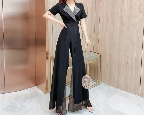 Salopetă modernă de damă cu decolteu spitz și tul în negru