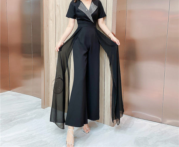 Salopetă modernă de damă cu decolteu spitz și tul în negru