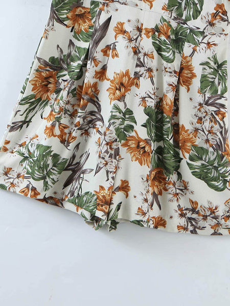 Salopetă scurtă de vară cu decolteu în V și picioare largi