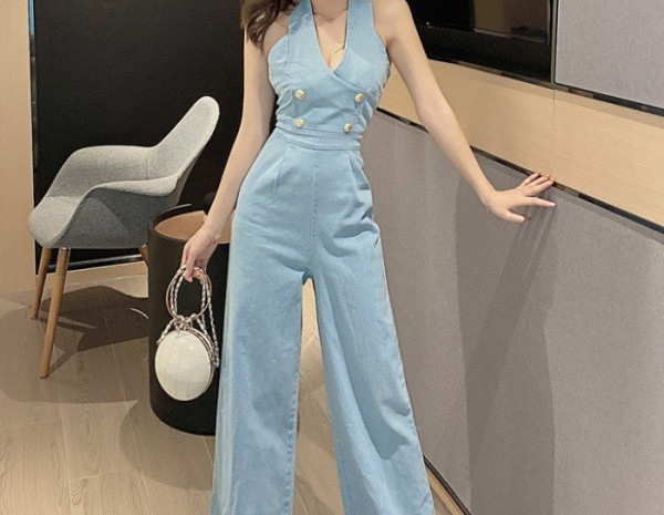 Salopetă de damă modernă din denim, cu decolteu spitz și umerii goi