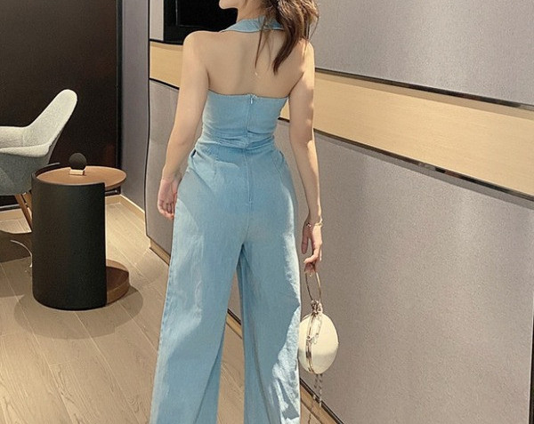 Salopetă de damă modernă din denim, cu decolteu spitz și umerii goi