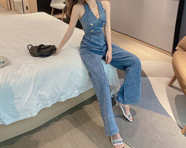 Salopetă de damă modernă din denim, cu decolteu spitz și umerii goi