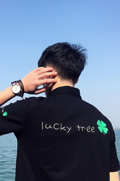 Tricou bărbătesc cu aplicație și mâneci scurte - mai multe modele