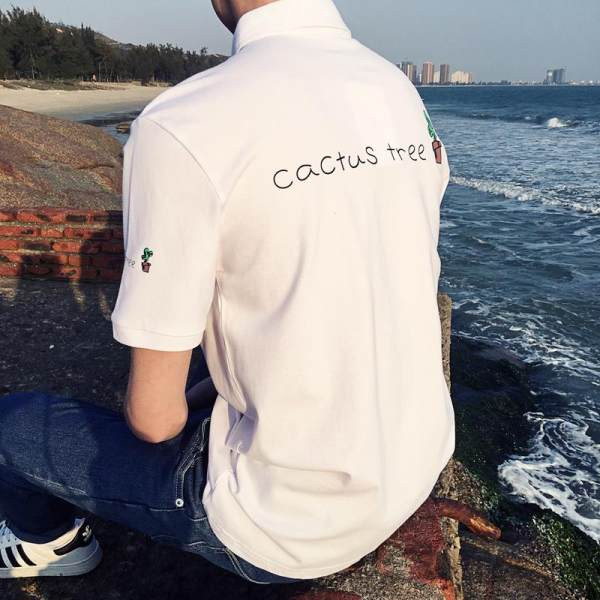 Tricou bărbătesc cu aplicație și mâneci scurte - mai multe modele