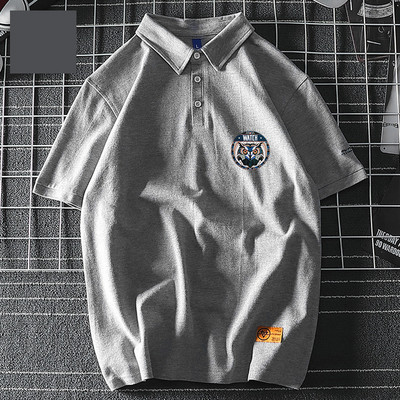 Καλοκαιρινή μπλούζα με κλασικό κολάρο και έγχρωμη εκτύπωση