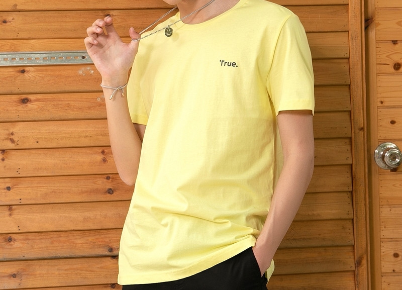 Ανδρική μονόχρωμη μπλούζα με κοντά μανίκια και οβάλ ντεκολτέ