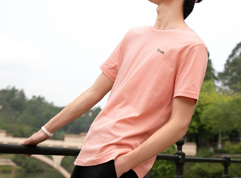 Ανδρική μονόχρωμη μπλούζα με κοντά μανίκια και οβάλ ντεκολτέ