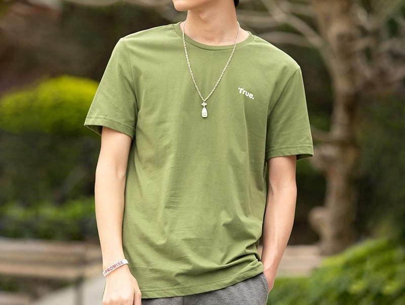 Ανδρική μονόχρωμη μπλούζα με κοντά μανίκια και οβάλ ντεκολτέ