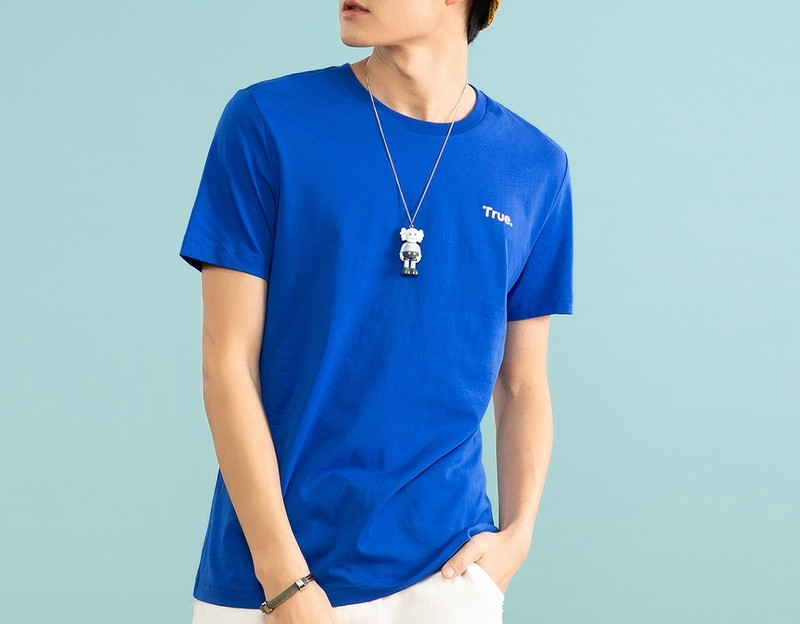 Ανδρική μονόχρωμη μπλούζα με κοντά μανίκια και οβάλ ντεκολτέ