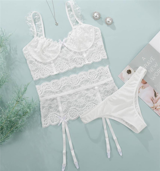 Μοντέρνο γυναικείο σετ εσώρουχων από δύο μέρη με δαντέλα