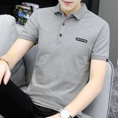 Ljetna pripijena bluza s klasičnom kragnom i amblemom