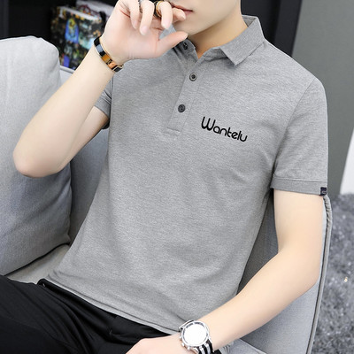 Ljetna pripijena bluza s klasičnom kragnom i amblemom