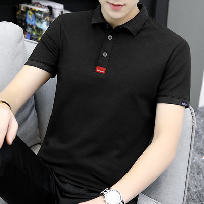 Ljetna pripijena bluza s klasičnom kragnom i amblemom