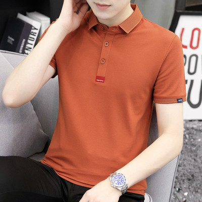 Ljetna pripijena bluza s klasičnom kragnom i amblemom