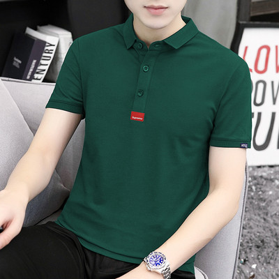 Ljetna pripijena bluza s klasičnom kragnom i amblemom