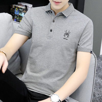 Ljetna pripijena bluza s klasičnom kragnom i amblemom