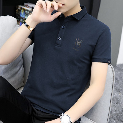 Ljetna pripijena bluza s klasičnom kragnom i amblemom