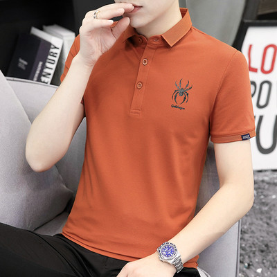 Ljetna pripijena bluza s klasičnom kragnom i amblemom