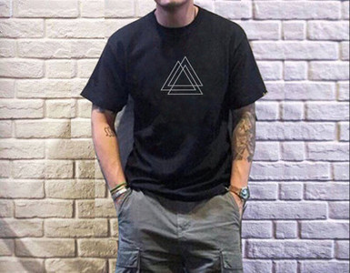 Moderna muška majica s printom i kratkim rukavima u bijeloj i crnoj boji