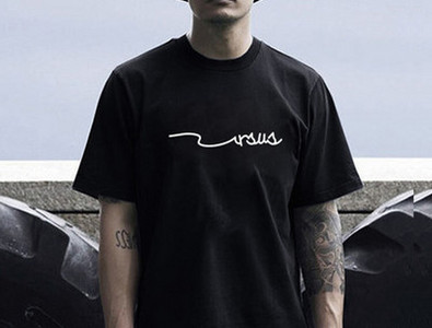 Moderna muška majica s printom i kratkim rukavima u bijeloj i crnoj boji