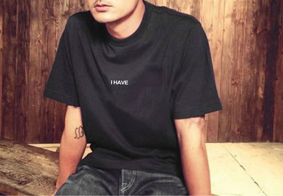 Moderna muška majica s printom i kratkim rukavima u bijeloj i crnoj boji