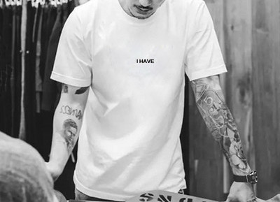 Moderna muška majica s printom i kratkim rukavima u bijeloj i crnoj boji