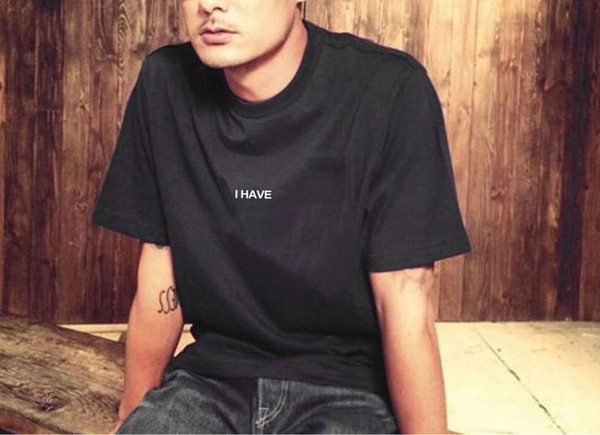 Moderna muška majica s printom i kratkim rukavima u bijeloj i crnoj boji