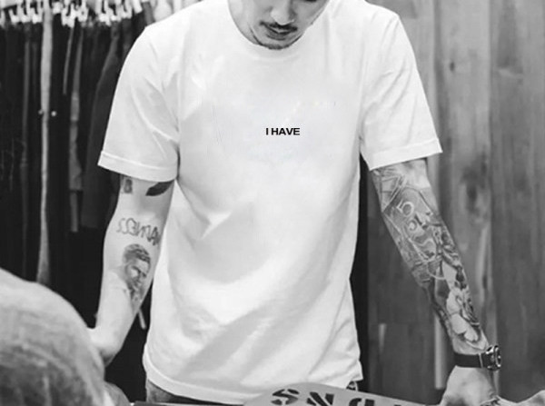 Moderna muška majica s printom i kratkim rukavima u bijeloj i crnoj boji