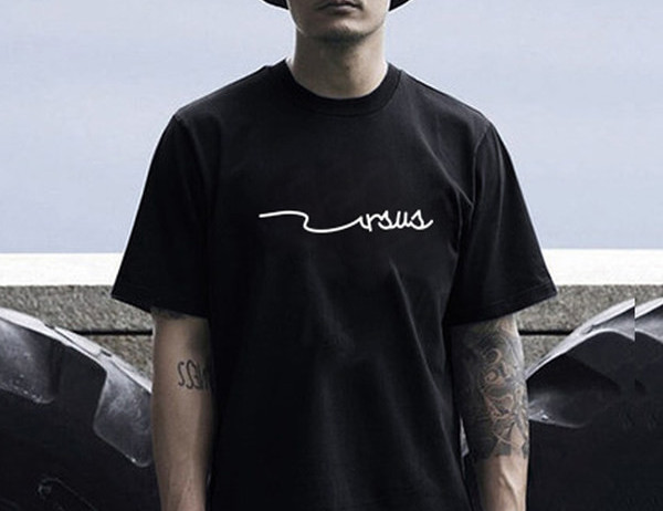 Moderna muška majica s printom i kratkim rukavima u bijeloj i crnoj boji